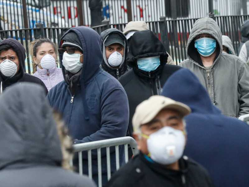 Pazienti in fila per effettuare il test per il Covid-19 al  Elmhurst Hospital Center di New York (foto LaPresse)