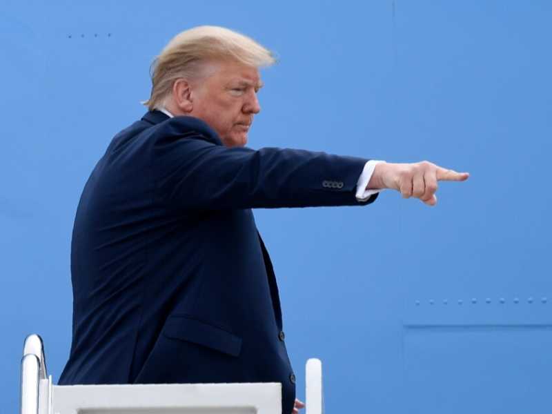 Donald Trump parla con i giornalisti prima di partire per l'Arizona (foto Susan Walsh/Ap)