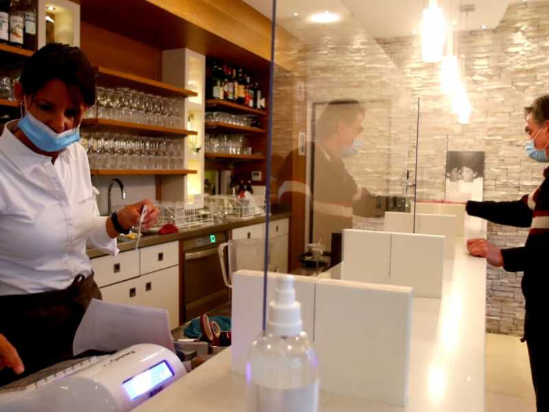 Bar aperti da luned&igrave; scorso a Bolzano (foto LaPresse)