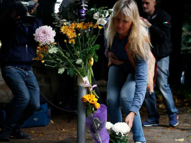 Omicidio luca sacchi - fiori sul luogo dell'omicidio (foto LaPresse)