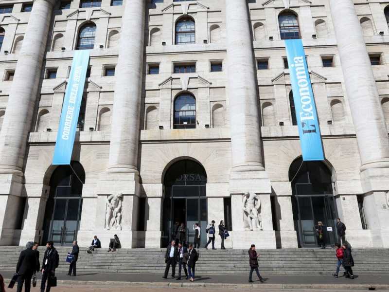 Piazza Affari a Milano (foto LaPresse)
