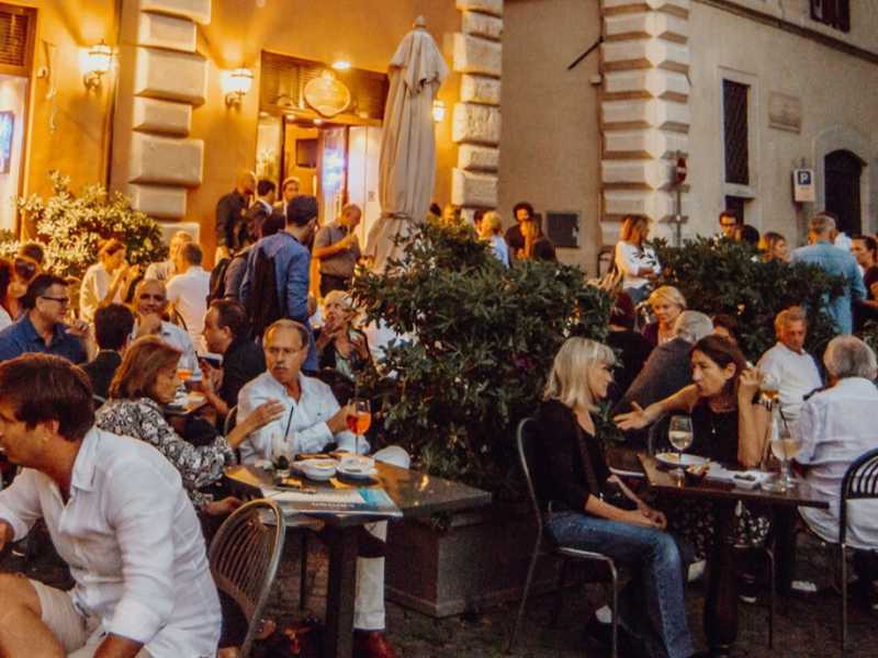 Gli esterni del ristorante Camponeschi, a Roma, in una foto d'archivio (dal profilo Facebook Wine Bar Camponeschi)