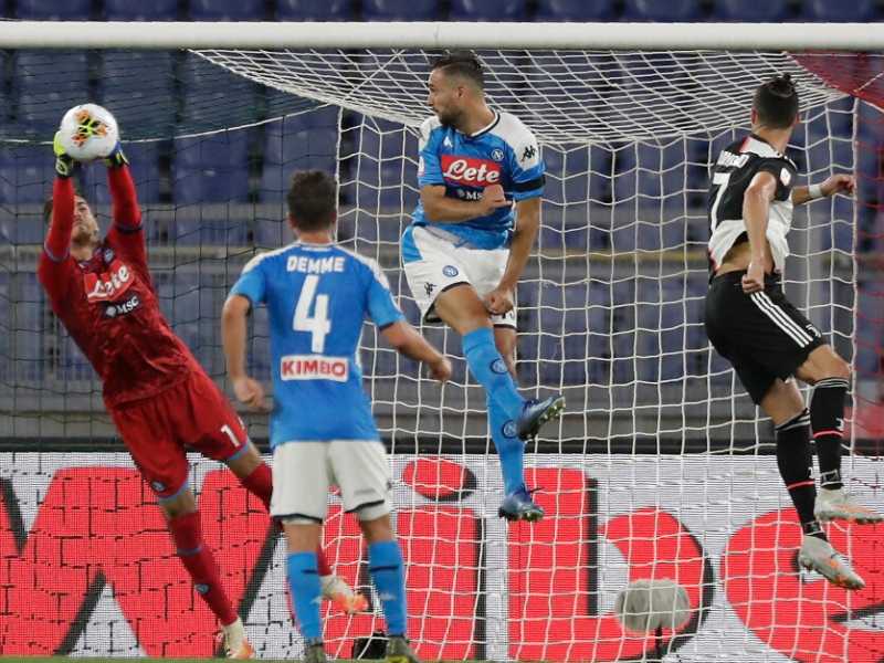Un momento di Napoli-Juventus, finale di Coppa Italia vinta ai rigori dagli Azzurri, in uno stadio Olimpico vuoto (foto LaPresse)