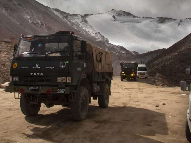 Mezzi militari indiani nella regione di Ladakh (foto LaPresse)