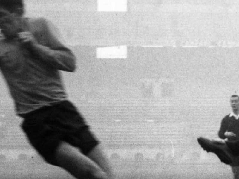 Mario Corso al tiro contro l'Elfsborg nel dicembre del 1961 (foto LaPresse)