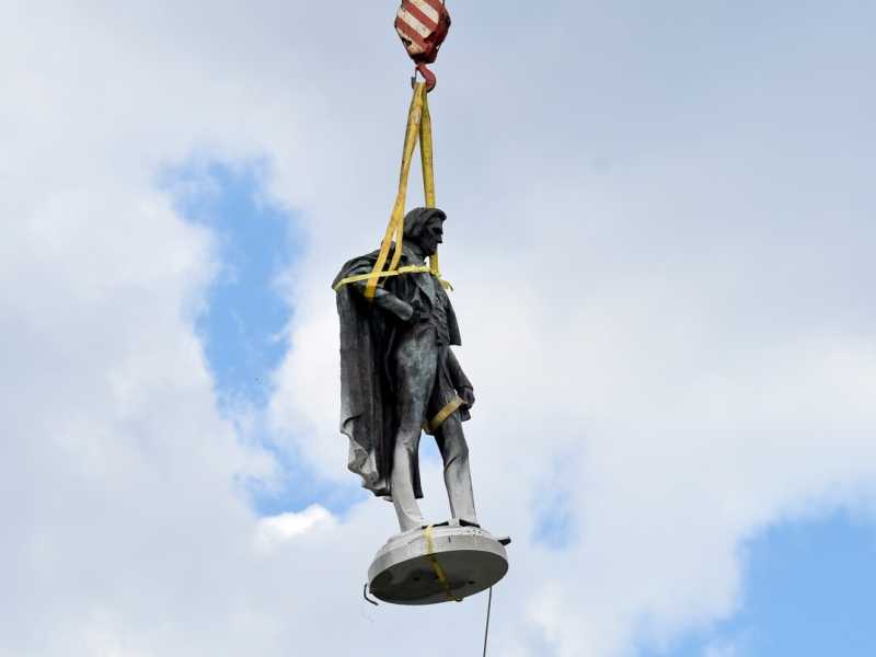 La guerra delle statue negli Usa: Charleston, rimossa la statua dell'ex vicepresidente degli Stati Uniti John Caldwell Calhoun (foto LaPresse)