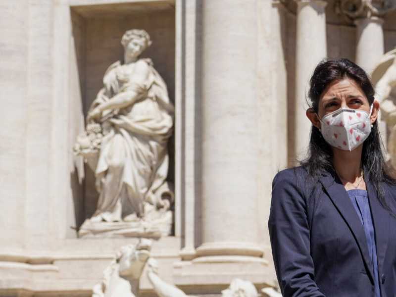 Roma, la sindaca Raggi in conferenza stampa davanti alla Fontana di Trevi (LaPresse)