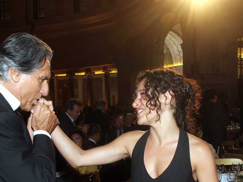 Il baciamano di Buzzanca alla scrittrice