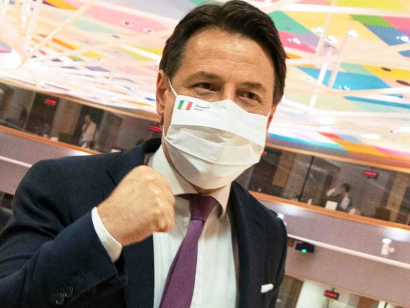 Il premier Giuseppe Conte esulta al termine del Consiglio europeo (foto LaPresse)