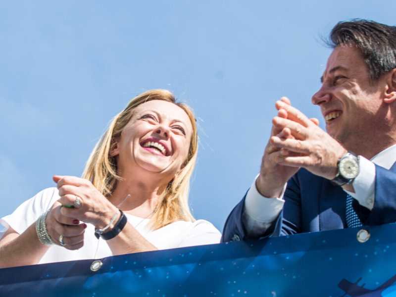 Giorgia Meloni e Giuseppe Conte  lo scorso anno durante la festa nazionale di Atreju organizzata da Fratelli d&rsquo;italia (foto Valerio Portelli/LaPresse)