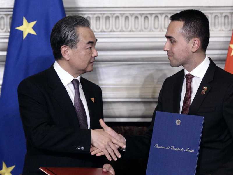 Il ministro degli Esteri Luigi Di Maio con l'omologo cinese Wang Yi (Foto LaPresse)