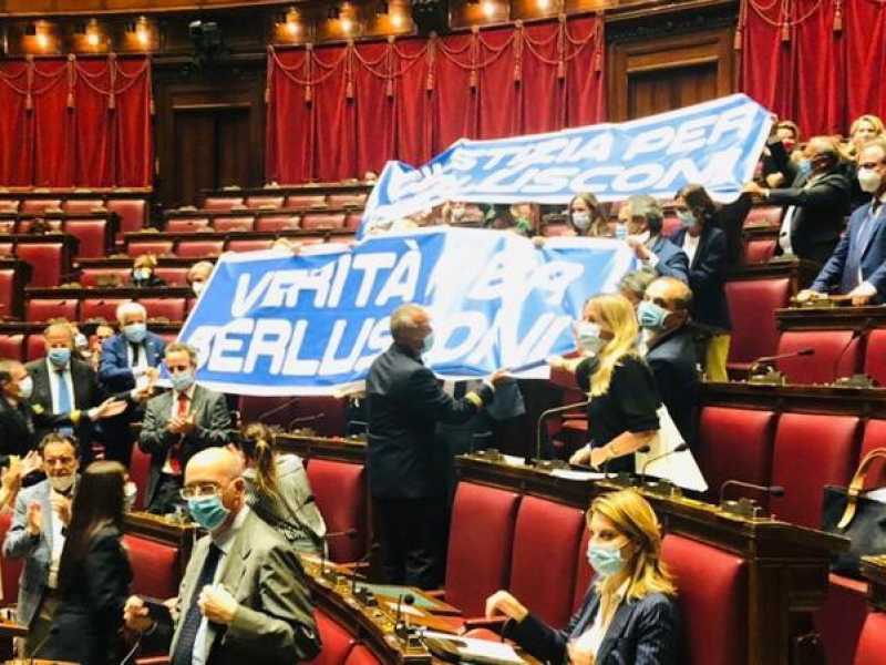 Uno striscione esposto in Aula dai parlamentari di Forza Italia