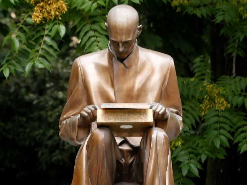 La statua di Indro Montanelli a Milano (foto LaPresse)