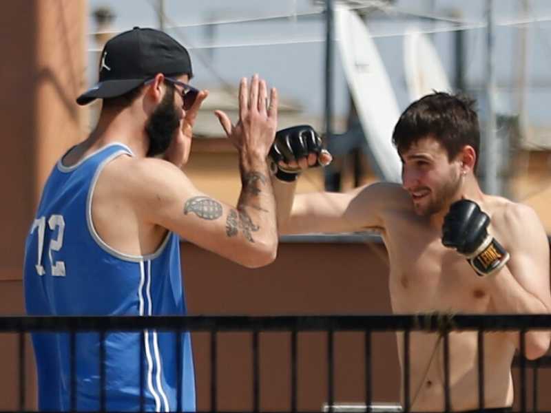Allenamento in terrazza a Roma durante il lockdown (Foto LaPresse)