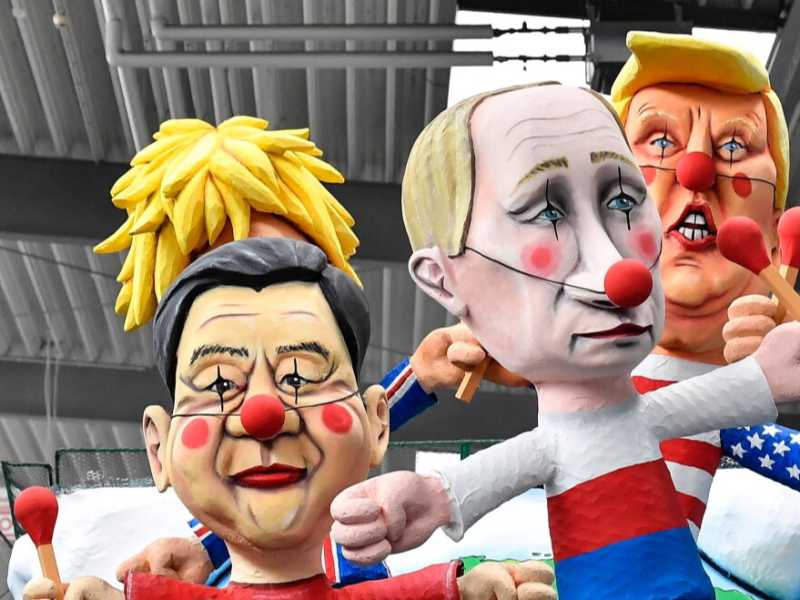 Un carro di carnevale a Colonia, in Germania, con Xi Jinping, Boris Johnson, Donald Trump e Vladimir Putin (LaPresse)