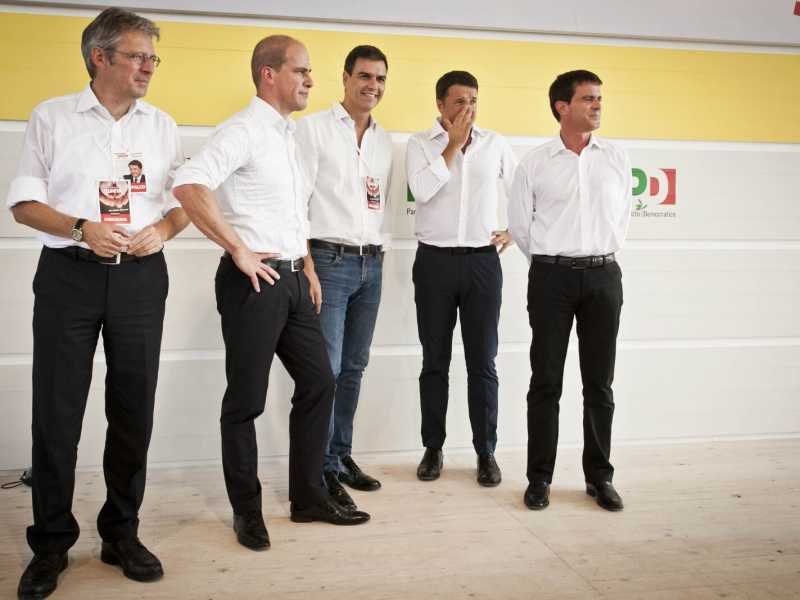 Matteo Renzi alla festa con i leader del Pse Achim Post, Diederik Samsom, Pedro S&aacute;nchez e Manuel Valls (LaPresse)