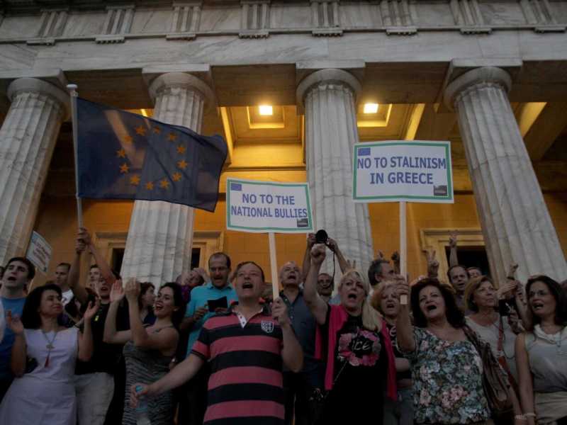 Una manifestazione filo-europeista ad Atene (foto LaPresse)
