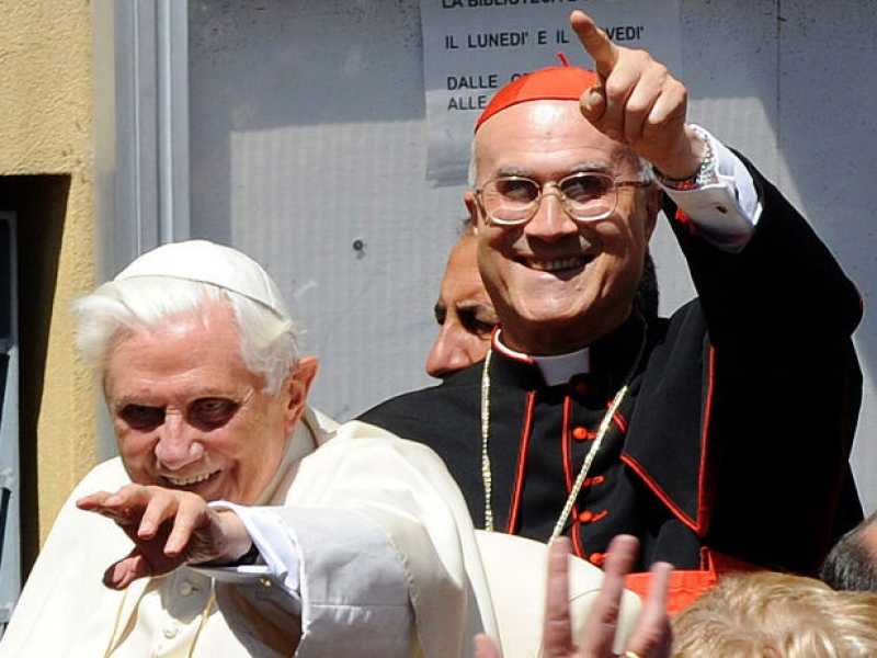 B-XVI parte per il “Castello”, e manda a Bertone una cartolina di fiducia