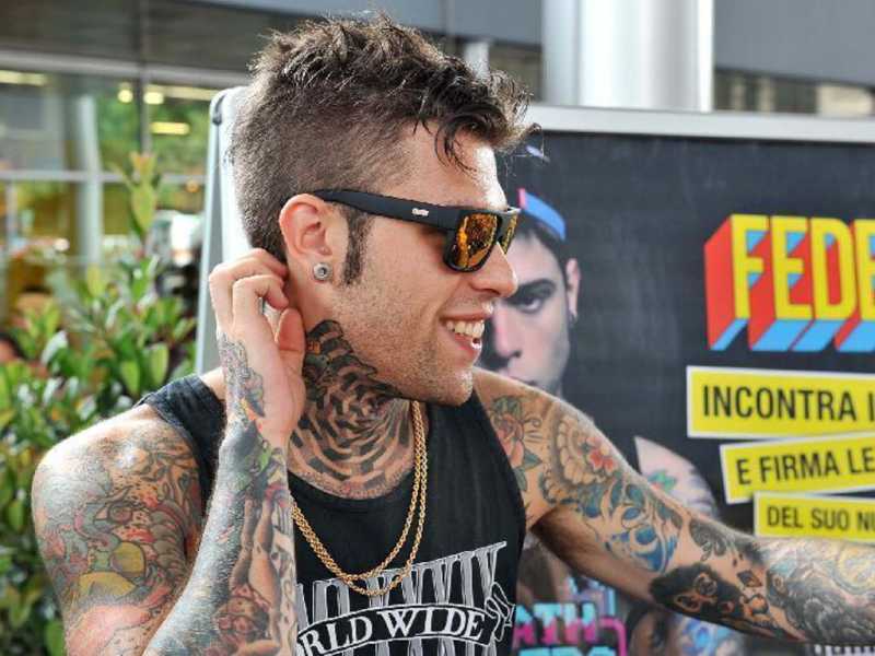 Fiori, volti femminili, fulmini, un disegno circolare simile a una ragnatela sul collo, un Cristo sotto l&rsquo;ombelico: sono solo alcuni dei tatuaggi del rapper milanese Fedez