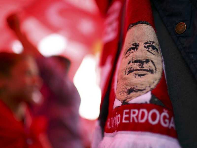 Germania, i sostenitori di Erdogan in piazza a Colonia (foto LaPresse)