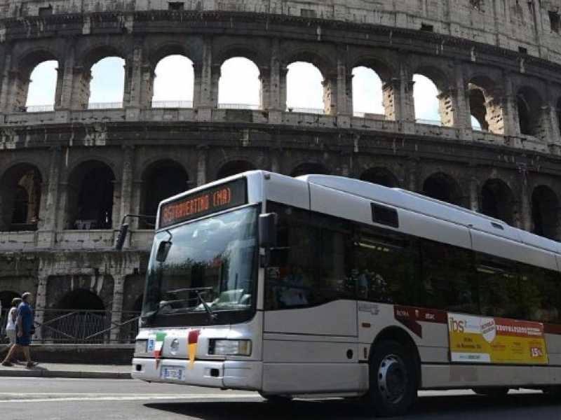 Roma, autobus Atac davanti al Colosseo (foto LaPresse)