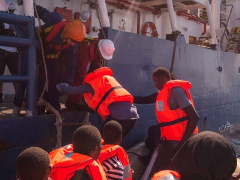 La nave di Msf in un'operazione di soccorso nel Mediterraneo (foto LaPresse)