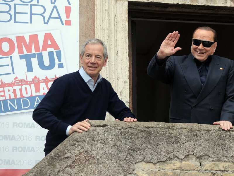 Silvio Berlusconi, a destra, insieme con il candidato di Forza Italia, a Roma, Guido Bertolaso