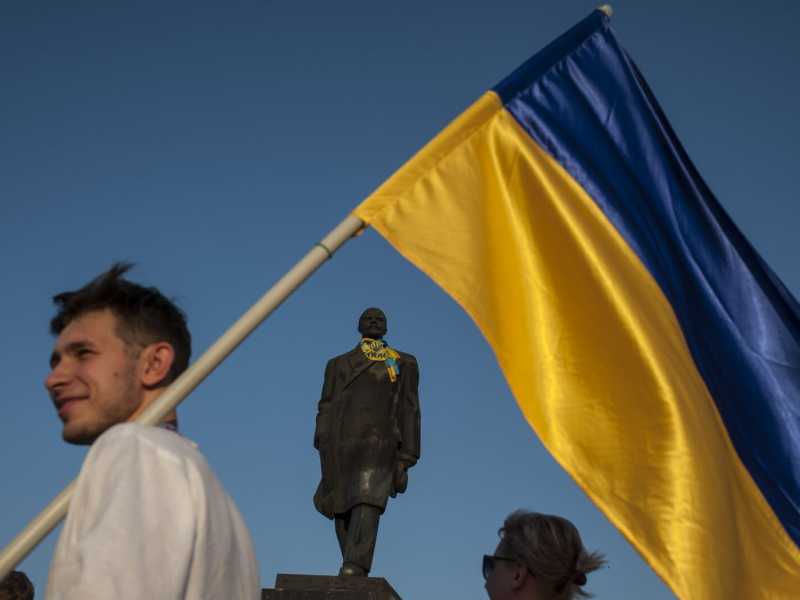 Un carrarmato dei filorussi nei pressi di Donetsk (Foto Ap)