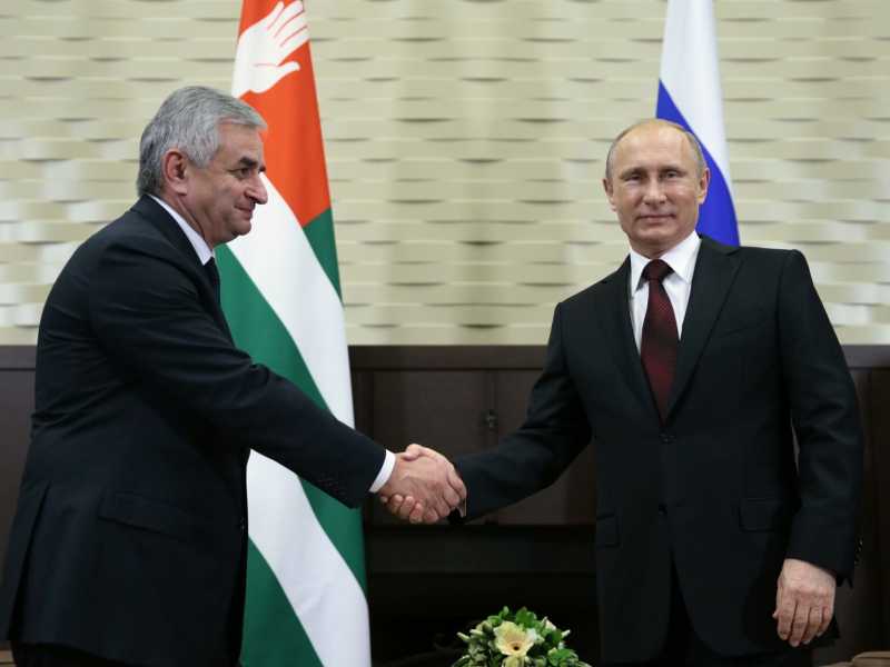 Vladimir Putin con il presidente dell&rsquo;autoproclamata Repubblica di Abkhazia Raul Khajimba (foto AP)