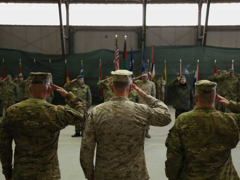Un momento della cerimonia del cambio del comando del contingente americano in Afghanistan dello scorso febbraio (foto AP)