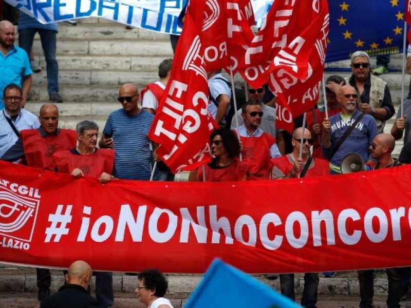 Manifestazione dei lavoratori Atac durante la seduta dell'Assemblea Capitolina (foto LaPresse)
