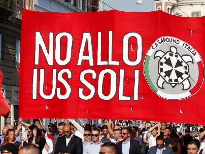 Una manifestazione di CasaPound  contro la ius soli (foto LaPresse)