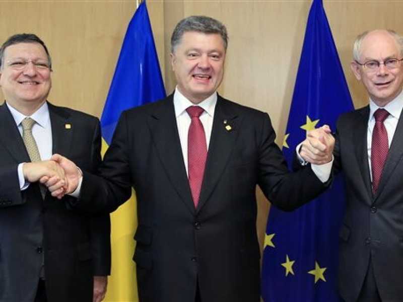 Petro Poroshenko tra Jos&egrave; Manuel Barroso e Herman Van Rompuy oggi a Bruxelles (Foto Ap)