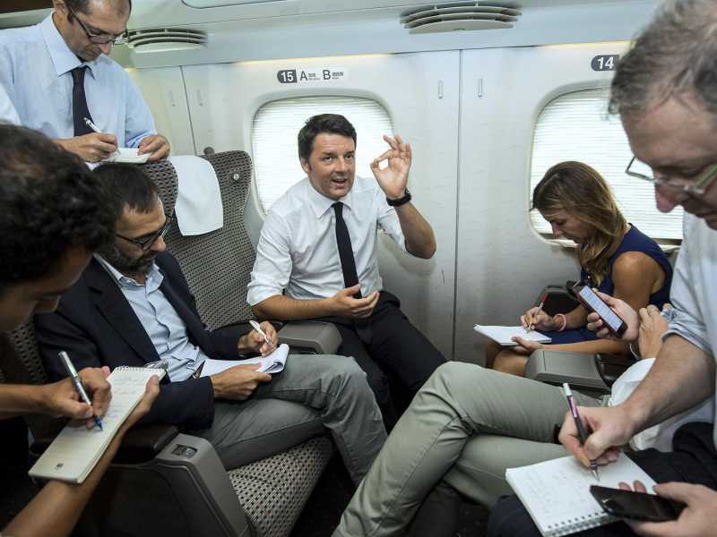 Il premier Renzi parla con i giornalisti in Giappone, durante un viaggio in treno verso Kyoto (foto LaPresse)