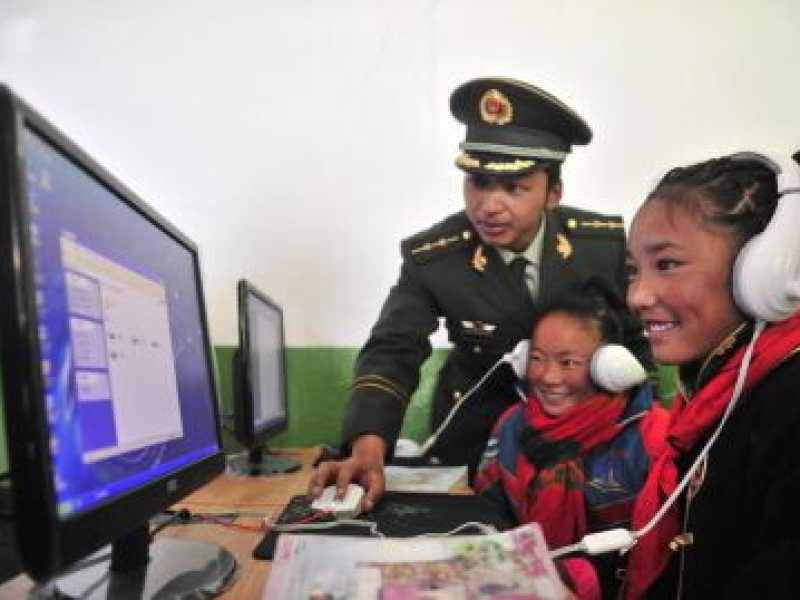 Lezione di informatica in una scuola del Tibet (foto LaPresse)
