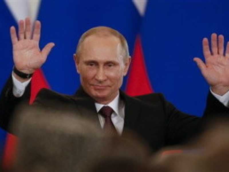 Putin annette la Crimea e ridicolizza l’occidente che “imbroglia sempre”