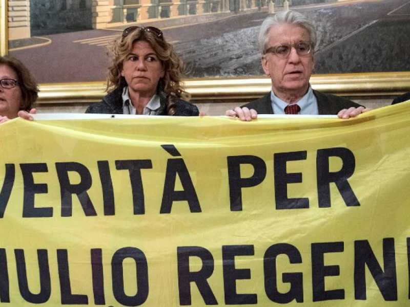I genitori di Giulio Regeni, Claudio e Paola, l'avvocato Alessandra Ballerini, Luigi Manconi, Riccardo Noury (Amnesty International) (foto LaPresse)
