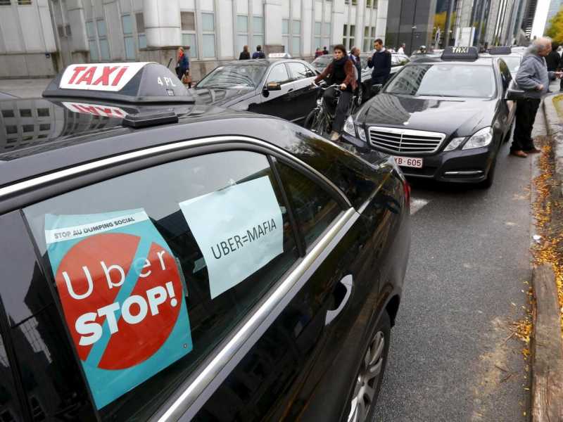 Una manifestazione di tassisti contro Uber a Bruxelles lo scorso 16 settembre (foto LaPresse)