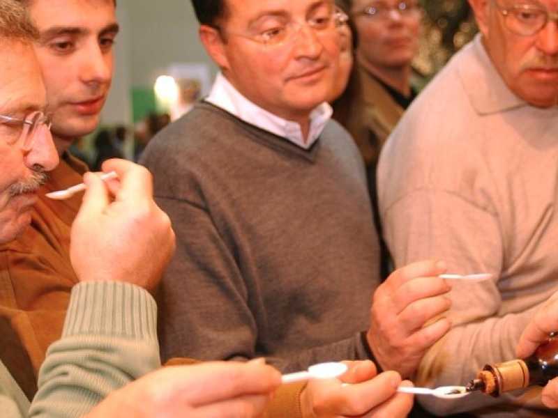 Degustazione di aceto balsamico (Foto LaPresse)