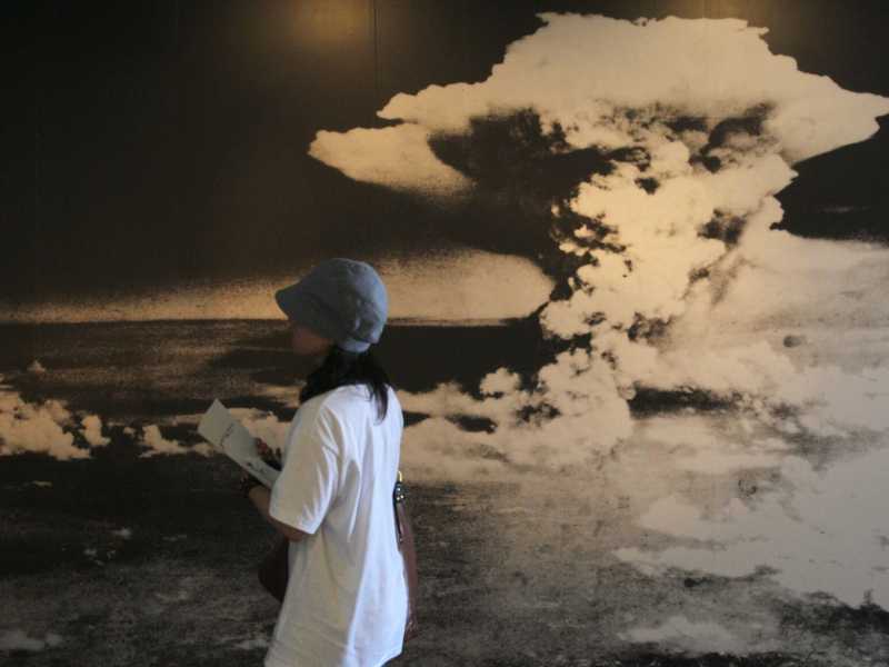 Una bambina visita una mostra che commemora la distruzione di Hiroshima del 6 agosto 1945 (foto LaPresse)