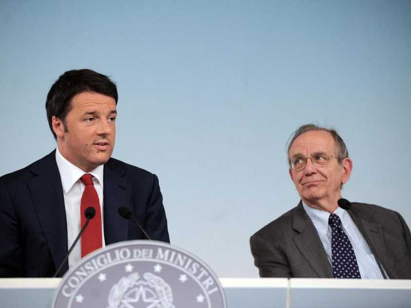 Matteo Renzi con Pier Carlo Padoan (foto LaPresse)