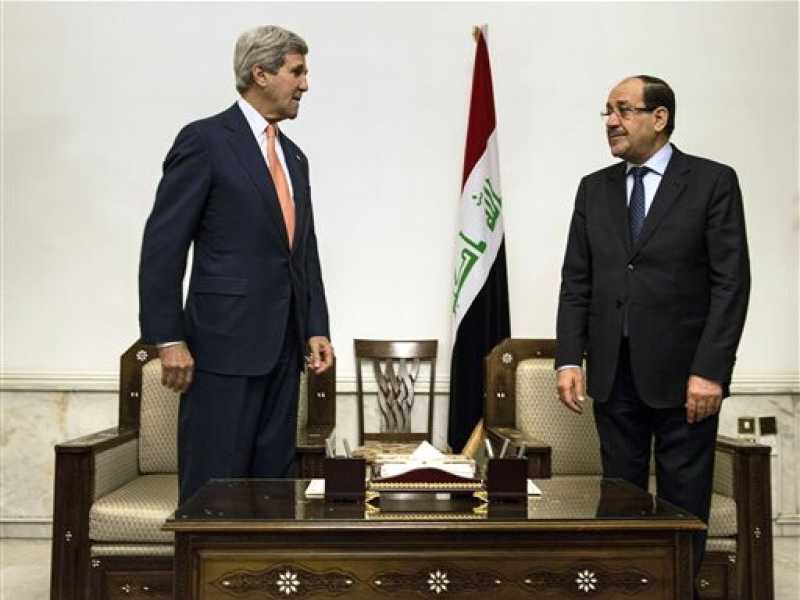 Il segretario di Stato americano John Kerry in visita al premier iracheno Nuri al Maliki (Foto Ap)