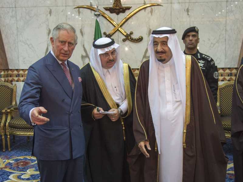 Il Principe Carlo in visita a Riad al re saudita Salman bin Abdulaziz Al Saud, lo scorso febbraio (foto LaPresse)