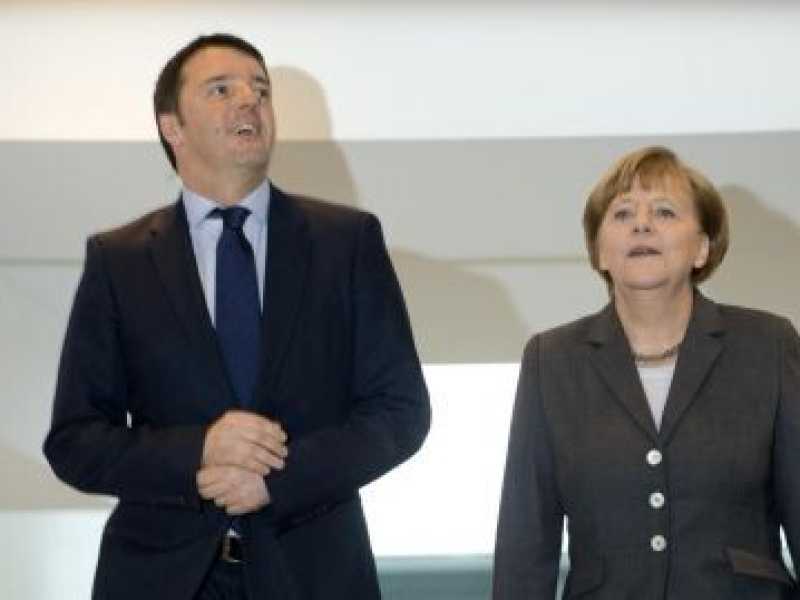Angela Merkel e Matteo Renzi durante il viaggio del presidente del Consiglio italiano a Berlino lo scorso marzo (foto LaPresse)