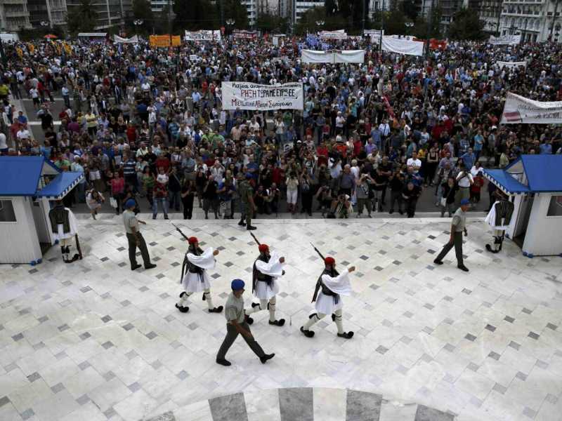 Migliaia in piazza ieri ad Atene contro l'austerit&agrave; (LaPresse)
