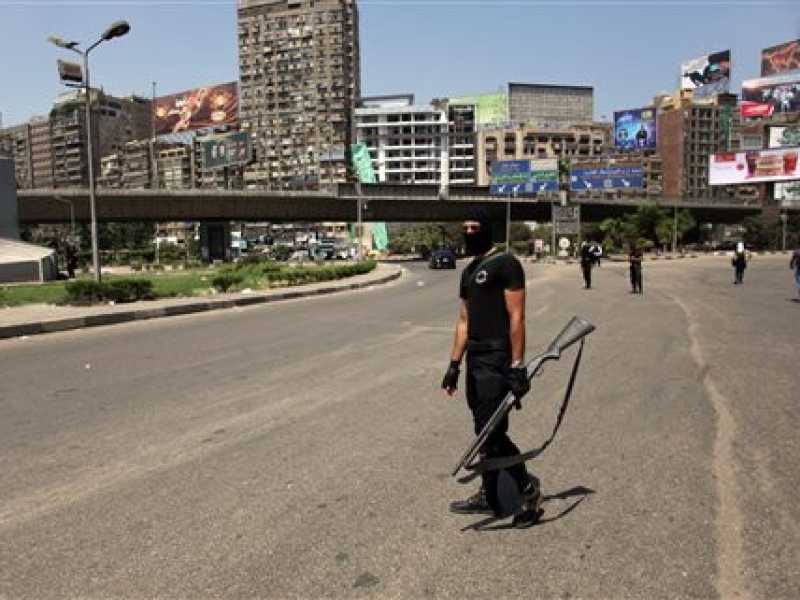 Un poliziotto egiziano a piazza della Sfinge al Cairo, nel quartiere di Heliopolis (Foto Ap)