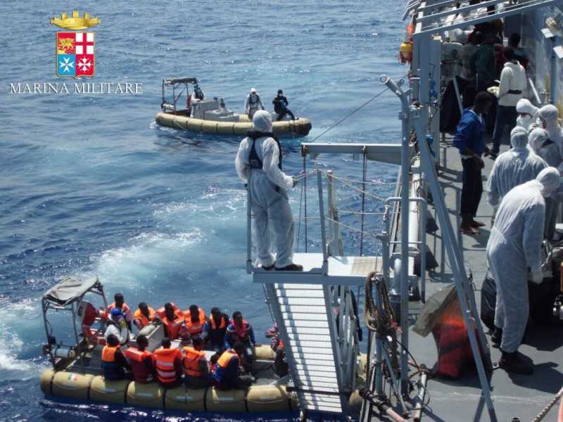 Un'operazione di salvataggio della Marina militare nel Canale di Sicilia (Foto La Presse)