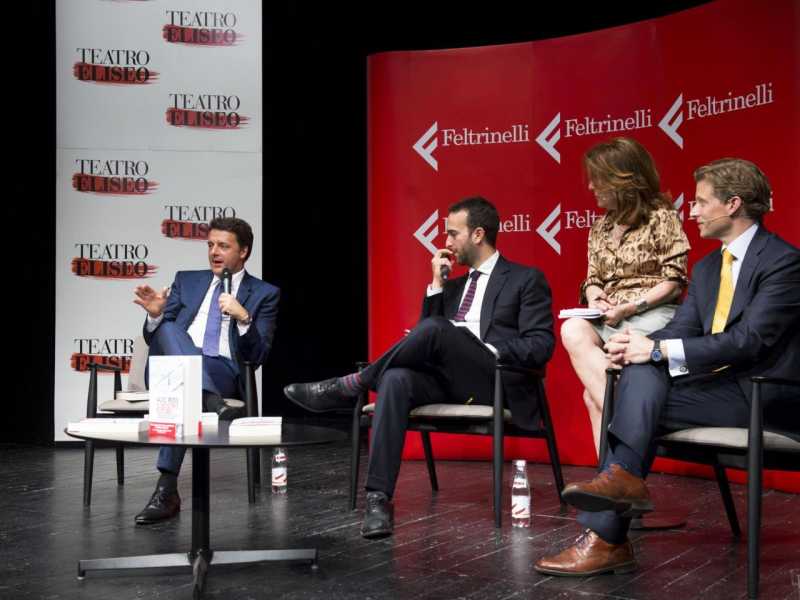 Il premier Matteo Renzi, il direttore del Foglio Claudio Cerasa e Alec Ross (foto LaPresse)