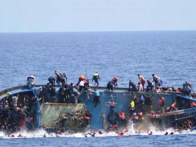 Sbarchi, naufragio barcone con 650 migranti: arrestati 5 scafisti (foto LaPresse)