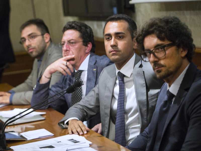 Il M5s presenta la proposta di riforma della legge elettorale. Secondo da destra, Luigi Di Maio (Foto La Presse)